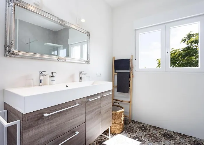 Home2book Stunning Design House Hébergement de vacances